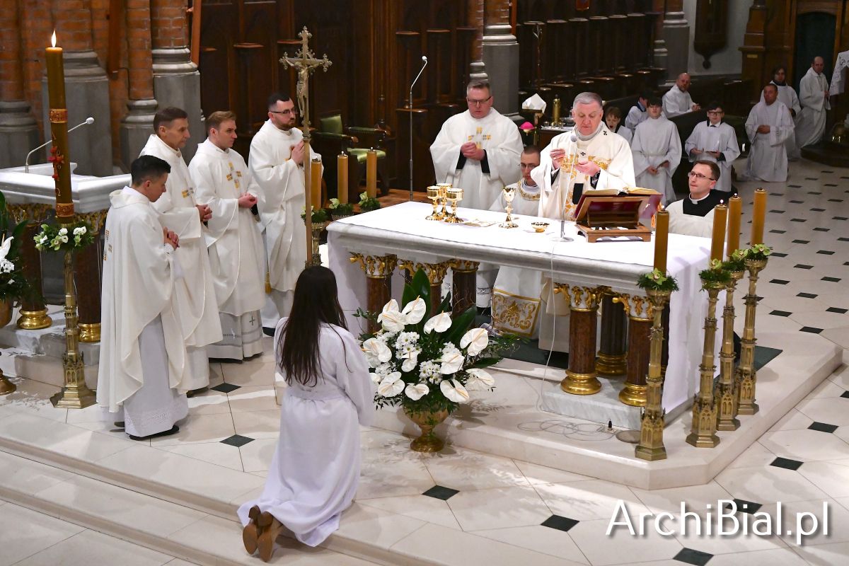BialArchi's tweet photo. „Odkryjmy na nowo tajemnicę chrztu św., bo to właśnie w nim zaczyna się nasza droga z Chrystusem” – abp Józef Guzdek podczas liturgii Wigilii Paschalnej sprawowanej  w białostockiej bazylice archikatedralnej. https://t.co/BZKcyYQFlT https://t.co/6eiYssfB63