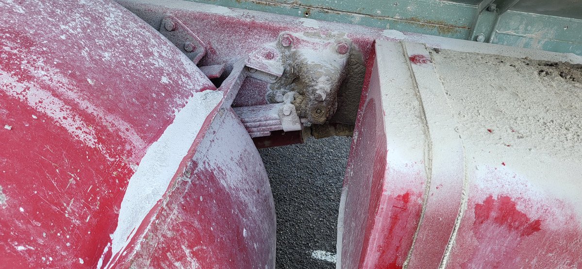 ClubEnthusiasts's tweet image. I've featured the RL lime spreader before a few times, and I have been asked if its real lime or a paint special effect - I can confirm it's real. 
(Not that I had a litmus tester handy) 
#Bedford95
#HandsOn