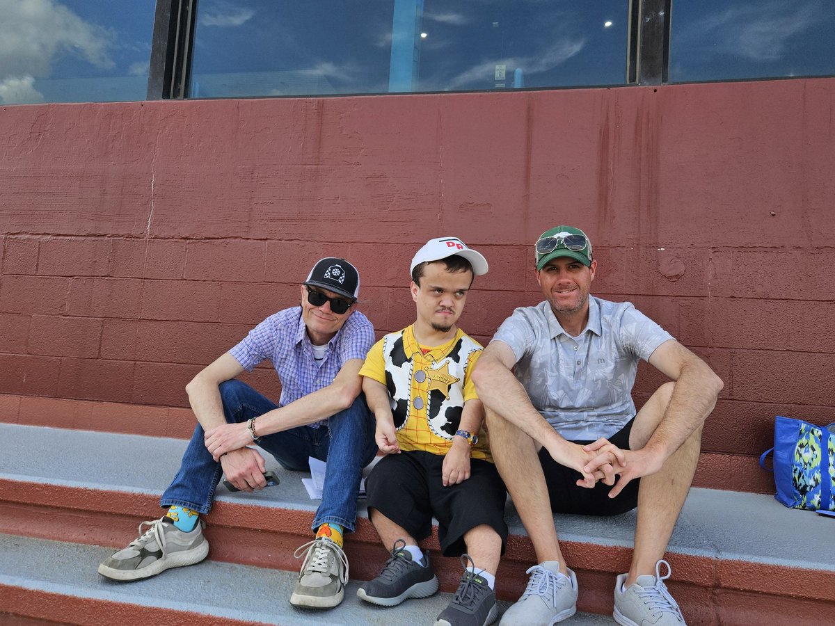 woody_tshirt's tweet photo. #wheresthewoodytshirt hanging with my Pals @OaklawnRacing @jmac9571 and @StatonFlurry https://t.co/B3fRunv5ax