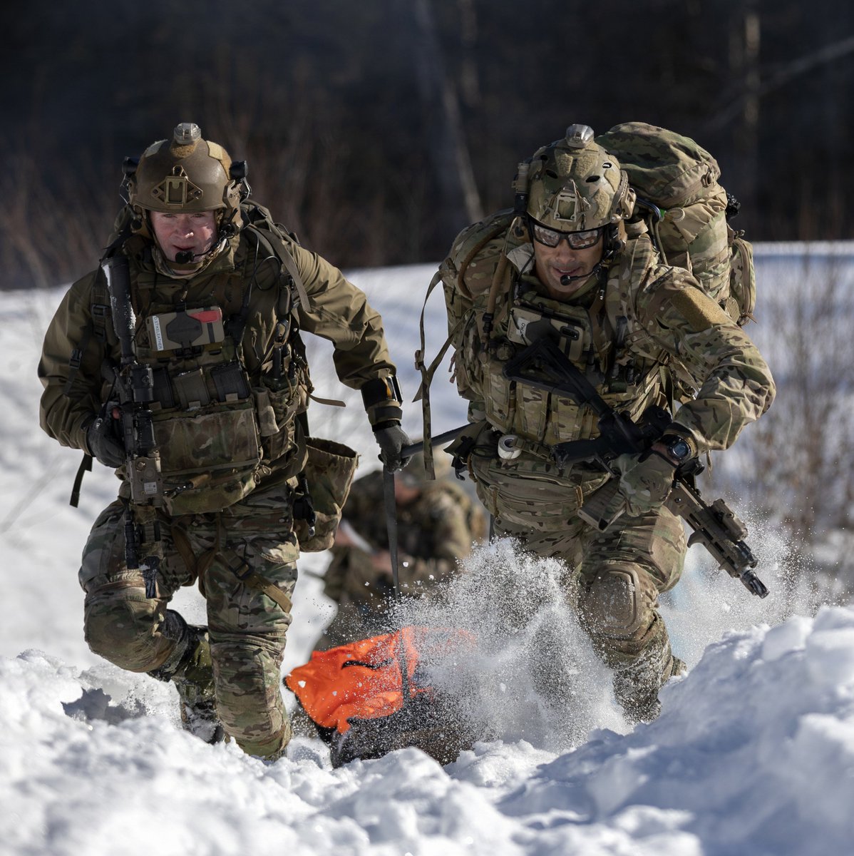tacticalporn's tweet image. PJ's 🇺🇸212 Rescue Squadron y 🚁HH-60W Jolly Green II #CSAR en Alaska.

🚩M4 URGI con:
-🎯Aimpoint Micro T2
-🔍Magnificador EOTech G43
- Laser L3 AN/PEQ-15
-🔦Surefire M300
- Rail Geissele MK16
- Culata Magpul CTR y BCM Gunfighter
- Cargadores Lancer L5AWM
- Magwell HRF