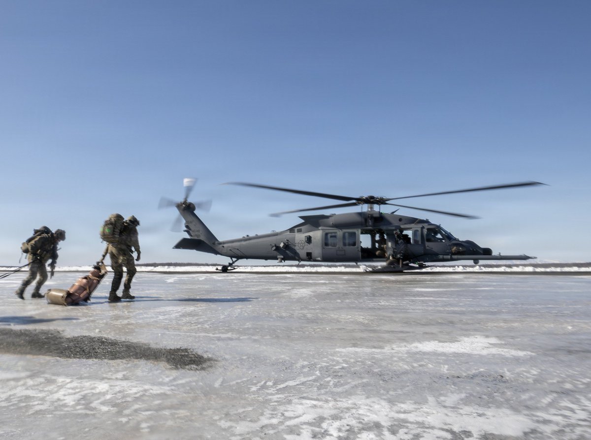 PJ's 🇺🇸212 Rescue Squadron y 🚁HH-60W Jolly Green II #CSAR en Alaska.

🚩M4 URGI con:
-🎯Aimpoint Micro T2
-🔍Magnificador EOTech G43
- Laser L3 AN/PEQ-15
-🔦Surefire M300
- Rail Geissele MK16
- Culata Magpul CTR y BCM Gunfighter
- Cargadores Lancer L5AWM
- Magwell HRF