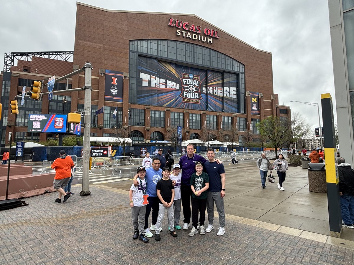 CoachBaruth's tweet photo. 26’ F4 IN THE 📕! UNCLE TOMMY-MAIN MAN COACH JOE-MR. JAX! #boysweekend #baruthboys1stf4 https://t.co/cpPrZK49g4