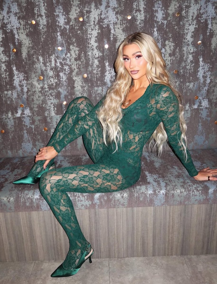 Resist... and be forgotten. 𑇍 not @izzi_wwe tweet media