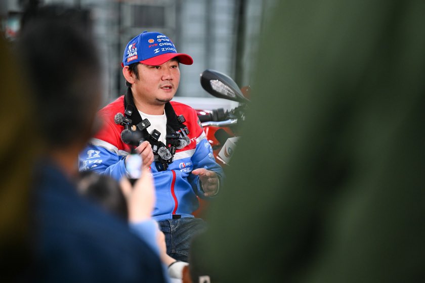 tangbaiqiao's tweet photo. 关于张雪被热捧，我再说几句。

首先，这是中共的文宣操作，否则不可能霸屏。这一点大家不会否认吧？

然后我们再来谈中共为什么这样做。这样的励志故事原本到处都是，美国很多人都是白手起家成为事业有成的亿万富翁的。硅谷一抓一大把。甚至还有很多是背井离乡来到美国的新移民，他们的故事更感人。但是为什么这类新闻从来没有出现这种霸屏现象？因为这样的故事太多。而中共这样做是为了给社会底层的民众一个盼头，幻想自己也有可能通过自身努力成为事业有成的亿万富翁。这正说明这类事情在中国太少发生，“我爸是李刚”才是王道，否则就不值得大吹特吹了。他们一不小心漏出了底裤的颜色。

大家说是不是这个理？这叫透过现象看本质😎。