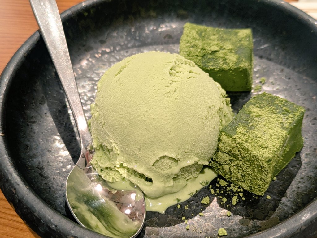 職場の人達に誘われて、久しぶりに飲み会でした。二次会の締めのアイス美味しかった。