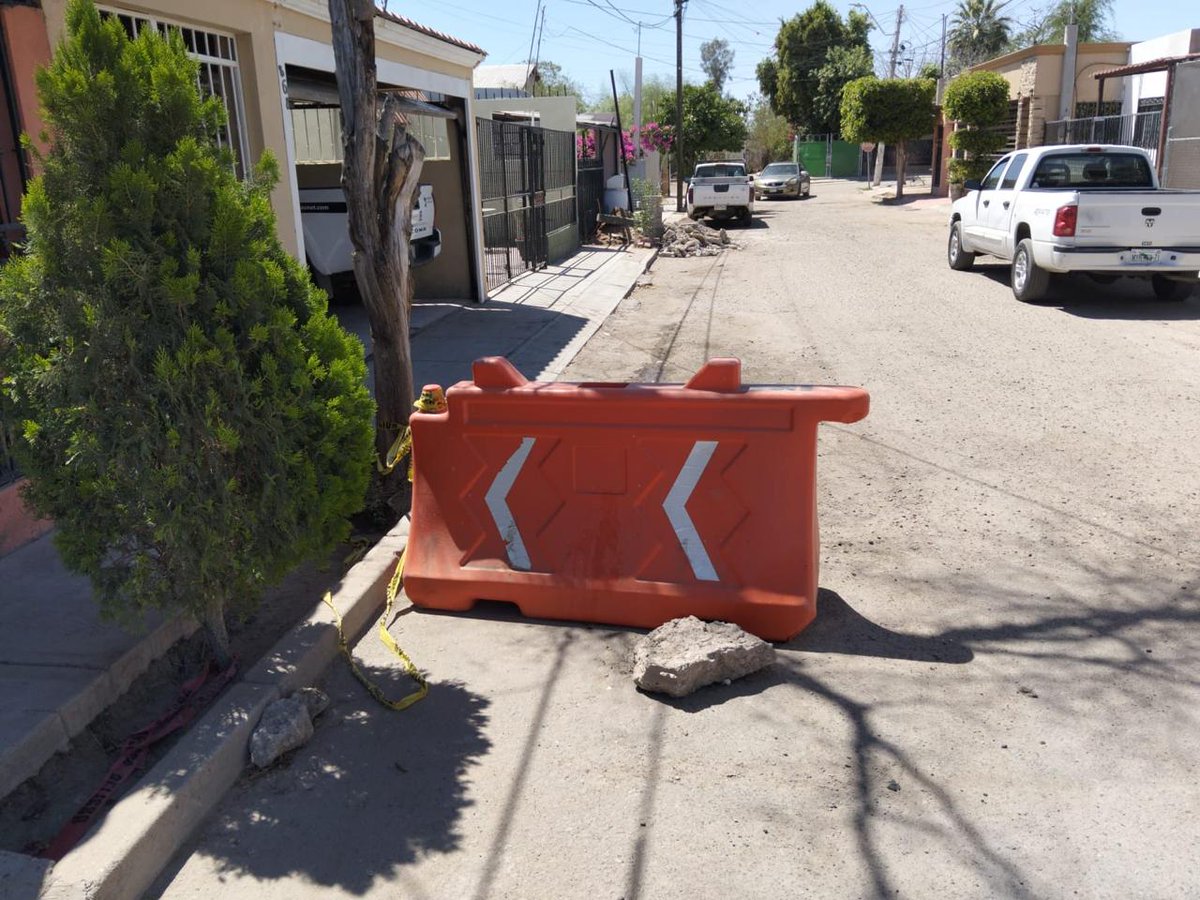 aguahermosillo's tweet photo. @bettydr @HermosilloGob @tonoastiazaran @AlertaHmo @MitoRedHMO Hola Betty, nos informan del área operativa que es un reporte que ha sido atendido, sin embargo, resultó ser un colapso y se requiere rehabilitación. Está programado iniciar trabajos en calle Rafael Meneses y Panamá  el día 10 de abril https://t.co/tDcgLx21t0