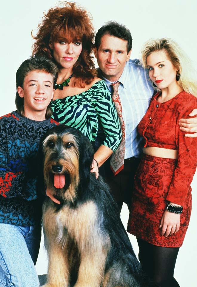 landofthe80s's tweet photo. "Married... with Children" debuted on tv today back in 1987. Al, Peggy and the crew visited our living rooms for 11 seasons (259 episodes). 

FUN FACT | It is the longest-lasting live-action sitcom on Fox and the first to be broadcast in the network's primetime programming slot. #80s