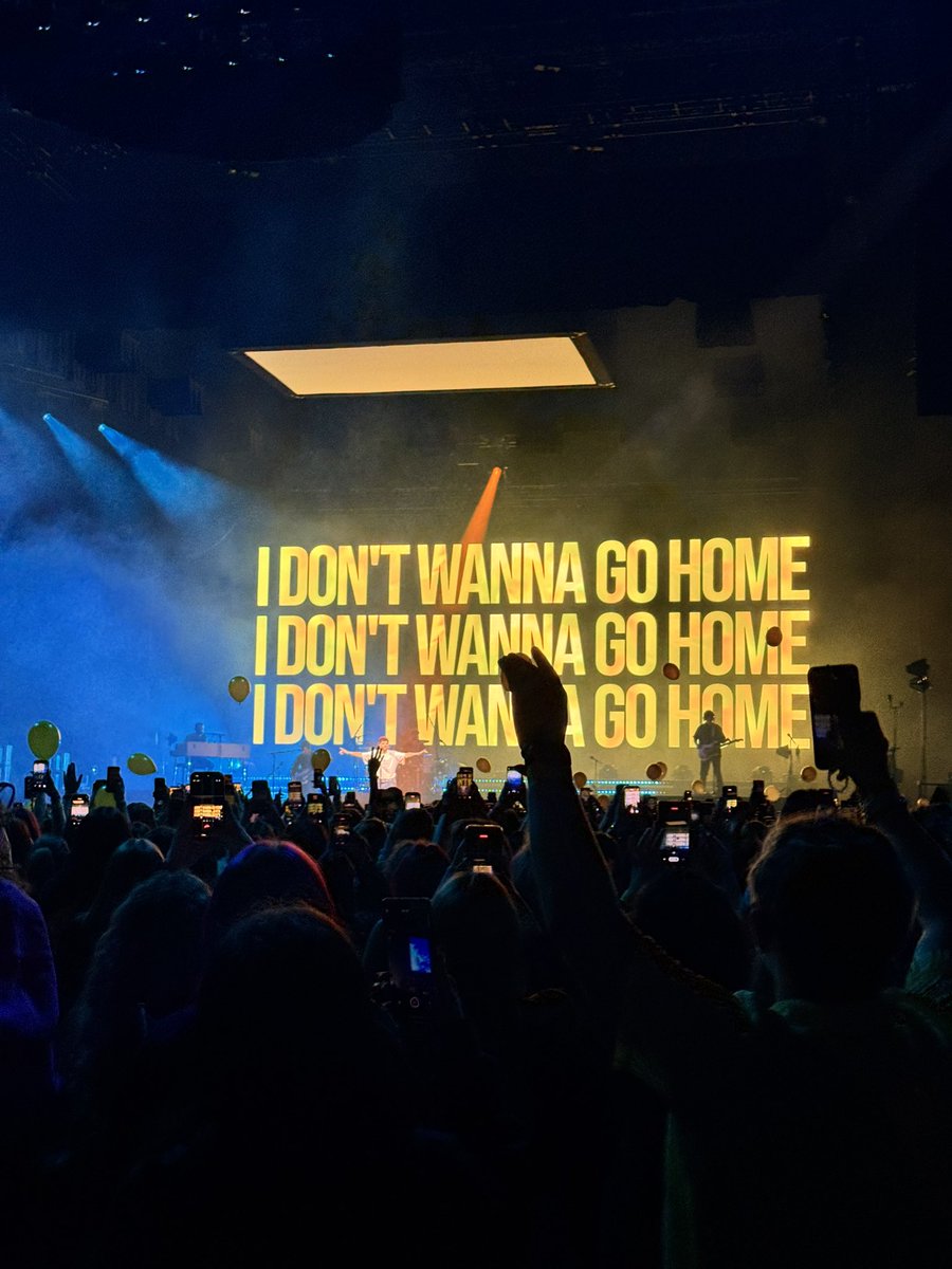 gen on tour ★⋆˚꩜。 met louis !! tweet media