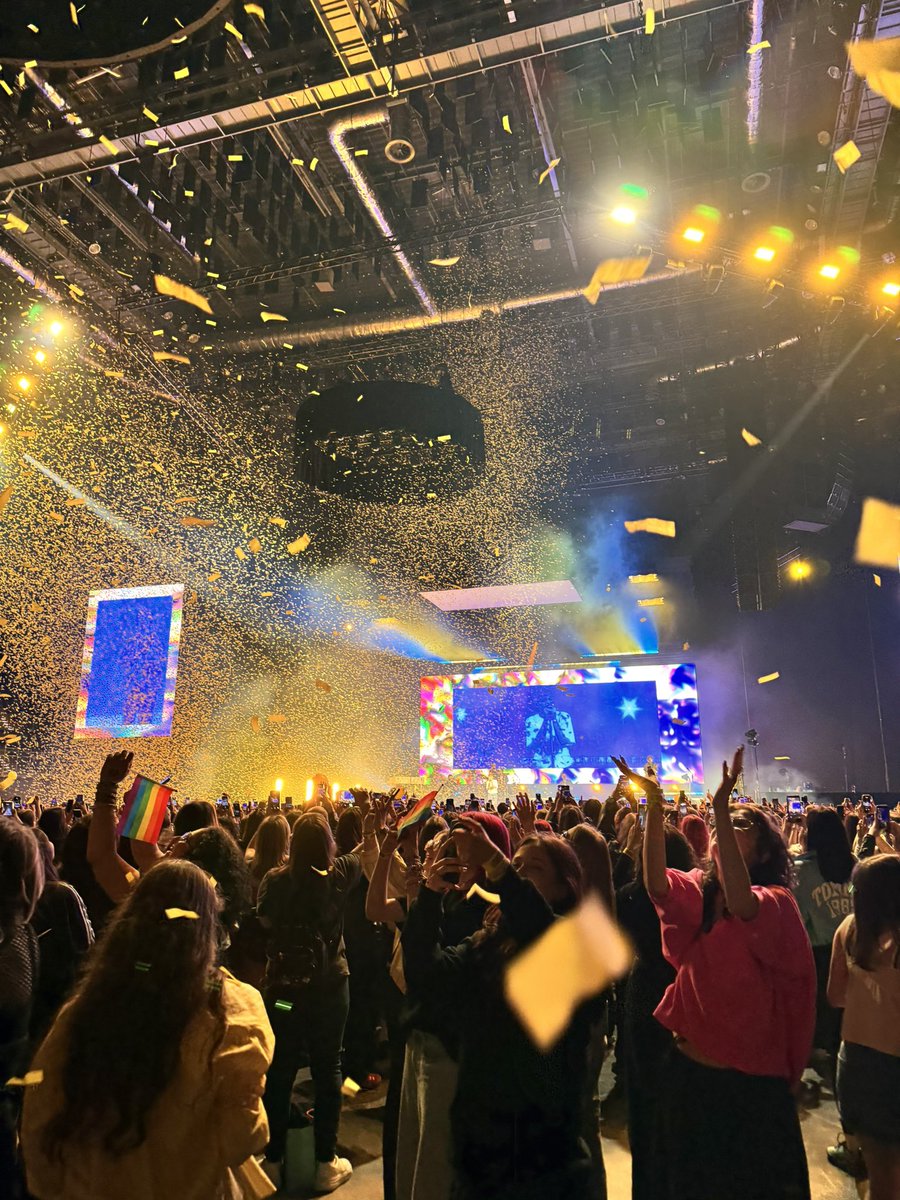 gen on tour ★⋆˚꩜。 met louis !! tweet media