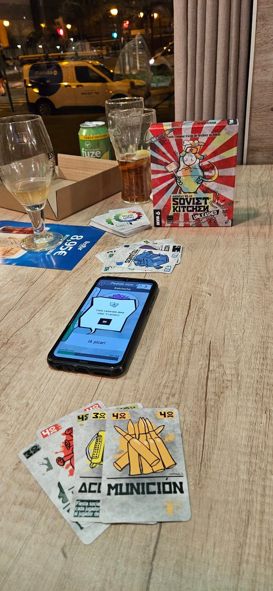 elportaldexuset's tweet photo. En #SovietKitchen encontramos un juego de cartas con QR en el que preparamos platos para el.frente. Mezclando colores y diferentes Habilidades, tiene una campaña q va añadiendo cartas y dificultad. Seria un familiar con niños maravilloso si no fuera por el tema. Muy gracioso. https://t.co/KRBvjTwghY