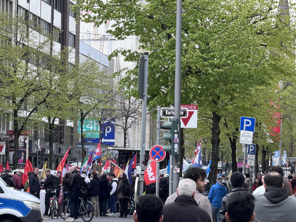 LoveGuerillero's tweet photo. ❤️🖤#Düsseldorf #dus0404 #Ostermarsch #Friedensdemo oder wie eine krude Melange aus pseudo Linken, Mullah Anhängern , Pali Apologeten und eine komplett verirrte friedensbewegte 
,,Menschheitsfamilie” vergisst worum es bei einer Friedensdemo geht , welche Akzente und Botschaften gesendet werden müssen und eine klare Distanzierung von nationalistischen, rechtsextremen , antisemitischen Playern Grundvoraussetzung für einen wahrhaftigen Frieden sein müssen. In Düsseldorf organisiert von dem rechtsextremen Friedensbündnis NRW Düsseldorf und der palästinensischen Gemeinde Düsseldorf war davon nichts umgesetzt. Mit unserem kommunikativen Gegenprotest haben wir versucht diese Problematik klar anzusprechen. 
#EsGibtKeinFriedenMitRechts 
#GegenJedenAntisemitismus 
#FriedenBeiWishBestellt 

@KoeAntifa161 @AntifascistaBRS @161debunk @Baghi161 @klarekante_cgn @CityofHopeKoeln @ASB_NRW @leah_youn @MartinHeil9 @unsoerioes @yoga_and_more @KolnOmas @redmimireads @ASB_NRW @reclaimrosalux1