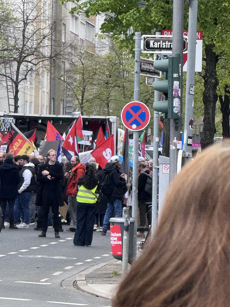 LoveGuerillero's tweet photo. ❤️🖤#Düsseldorf #dus0404 #Ostermarsch #Friedensdemo oder wie eine krude Melange aus pseudo Linken, Mullah Anhängern , Pali Apologeten und eine komplett verirrte friedensbewegte 
,,Menschheitsfamilie” vergisst worum es bei einer Friedensdemo geht , welche Akzente und Botschaften gesendet werden müssen und eine klare Distanzierung von nationalistischen, rechtsextremen , antisemitischen Playern Grundvoraussetzung für einen wahrhaftigen Frieden sein müssen. In Düsseldorf organisiert von dem rechtsextremen Friedensbündnis NRW Düsseldorf und der palästinensischen Gemeinde Düsseldorf war davon nichts umgesetzt. Mit unserem kommunikativen Gegenprotest haben wir versucht diese Problematik klar anzusprechen. 
#EsGibtKeinFriedenMitRechts 
#GegenJedenAntisemitismus 
#FriedenBeiWishBestellt 

@KoeAntifa161 @AntifascistaBRS @161debunk @Baghi161 @klarekante_cgn @CityofHopeKoeln @ASB_NRW @leah_youn @MartinHeil9 @unsoerioes @yoga_and_more @KolnOmas @redmimireads @ASB_NRW @reclaimrosalux1