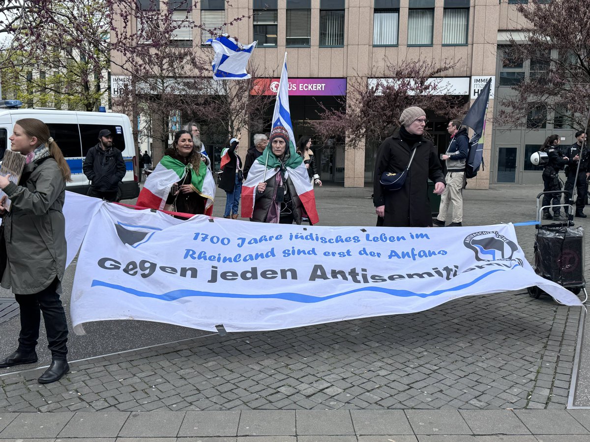 LoveGuerillero's tweet photo. ❤️🖤#Düsseldorf #dus0404 #Ostermarsch #Friedensdemo oder wie eine krude Melange aus pseudo Linken, Mullah Anhängern , Pali Apologeten und eine komplett verirrte friedensbewegte 
,,Menschheitsfamilie” vergisst worum es bei einer Friedensdemo geht , welche Akzente und Botschaften gesendet werden müssen und eine klare Distanzierung von nationalistischen, rechtsextremen , antisemitischen Playern Grundvoraussetzung für einen wahrhaftigen Frieden sein müssen. In Düsseldorf organisiert von dem rechtsextremen Friedensbündnis NRW Düsseldorf und der palästinensischen Gemeinde Düsseldorf war davon nichts umgesetzt. Mit unserem kommunikativen Gegenprotest haben wir versucht diese Problematik klar anzusprechen. 
#EsGibtKeinFriedenMitRechts 
#GegenJedenAntisemitismus 
#FriedenBeiWishBestellt 

@KoeAntifa161 @AntifascistaBRS @161debunk @Baghi161 @klarekante_cgn @CityofHopeKoeln @ASB_NRW @leah_youn @MartinHeil9 @unsoerioes @yoga_and_more @KolnOmas @redmimireads @ASB_NRW @reclaimrosalux1