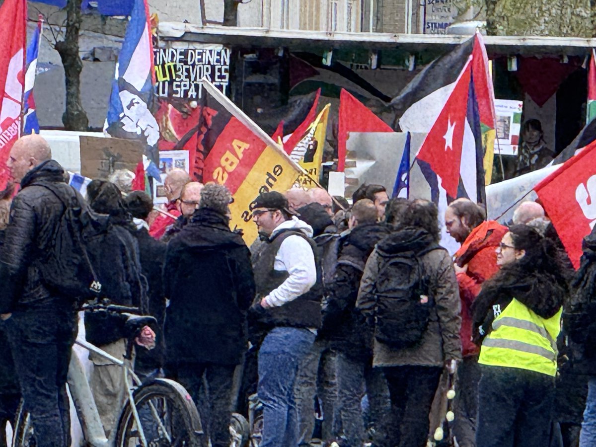 LoveGuerillero's tweet photo. ❤️🖤#Düsseldorf #dus0404 #Ostermarsch #Friedensdemo oder wie eine krude Melange aus pseudo Linken, Mullah Anhängern , Pali Apologeten und eine komplett verirrte friedensbewegte 
,,Menschheitsfamilie” vergisst worum es bei einer Friedensdemo geht , welche Akzente und Botschaften gesendet werden müssen und eine klare Distanzierung von nationalistischen, rechtsextremen , antisemitischen Playern Grundvoraussetzung für einen wahrhaftigen Frieden sein müssen. In Düsseldorf organisiert von dem rechtsextremen Friedensbündnis NRW Düsseldorf und der palästinensischen Gemeinde Düsseldorf war davon nichts umgesetzt. Mit unserem kommunikativen Gegenprotest haben wir versucht diese Problematik klar anzusprechen. 
#EsGibtKeinFriedenMitRechts 
#GegenJedenAntisemitismus 
#FriedenBeiWishBestellt 

@KoeAntifa161 @AntifascistaBRS @161debunk @Baghi161 @klarekante_cgn @CityofHopeKoeln @ASB_NRW @leah_youn @MartinHeil9 @unsoerioes @yoga_and_more @KolnOmas @redmimireads @ASB_NRW @reclaimrosalux1