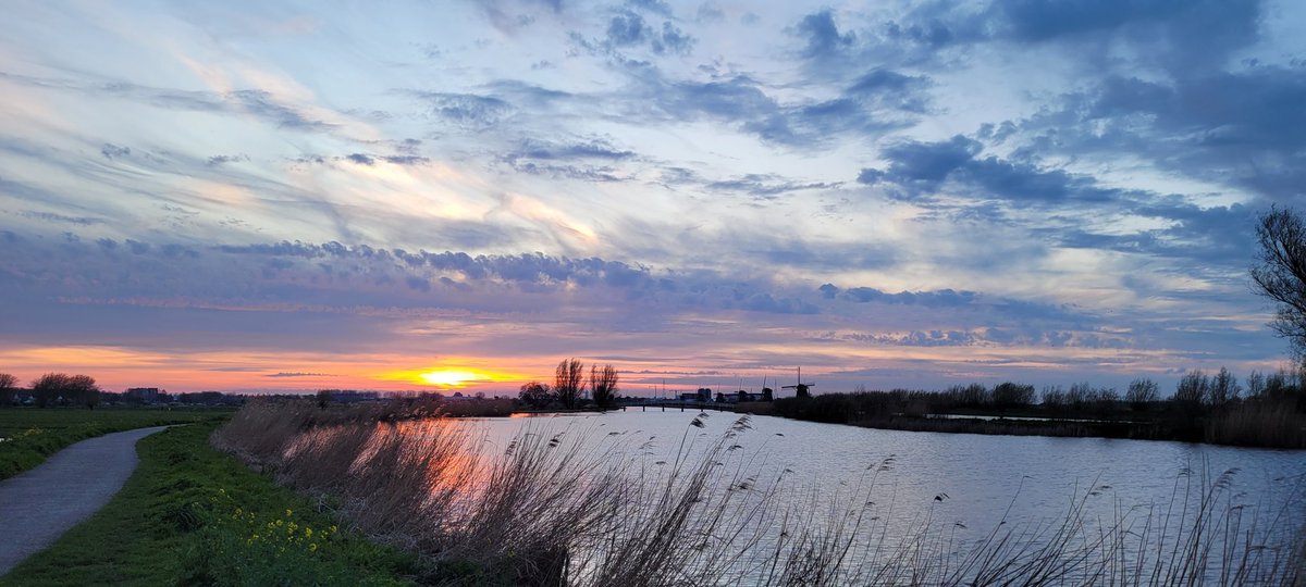 johan_klos's tweet photo. Goedenavond mooie #zonsondergang en een #sterrenhemel met #jupiter als heldere en rechts de #voerman ook de #betelgeuze nog in #beeld linksonder https://t.co/Lfy7pijN5X