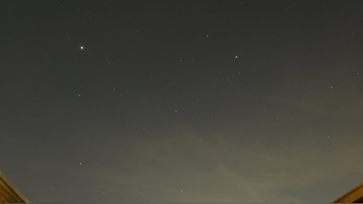 johan_klos's tweet photo. Goedenavond mooie #zonsondergang en een #sterrenhemel met #jupiter als heldere en rechts de #voerman ook de #betelgeuze nog in #beeld linksonder https://t.co/Lfy7pijN5X