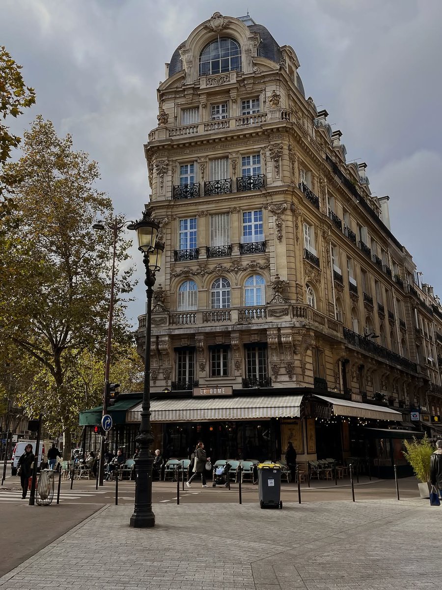 Paris as we love it ♥️

Blue skies, Haussmannian architecture, lively terraces, and those timeless addresses

From the corner bakery to the legendary brasserie, everything here is beautiful ☀️