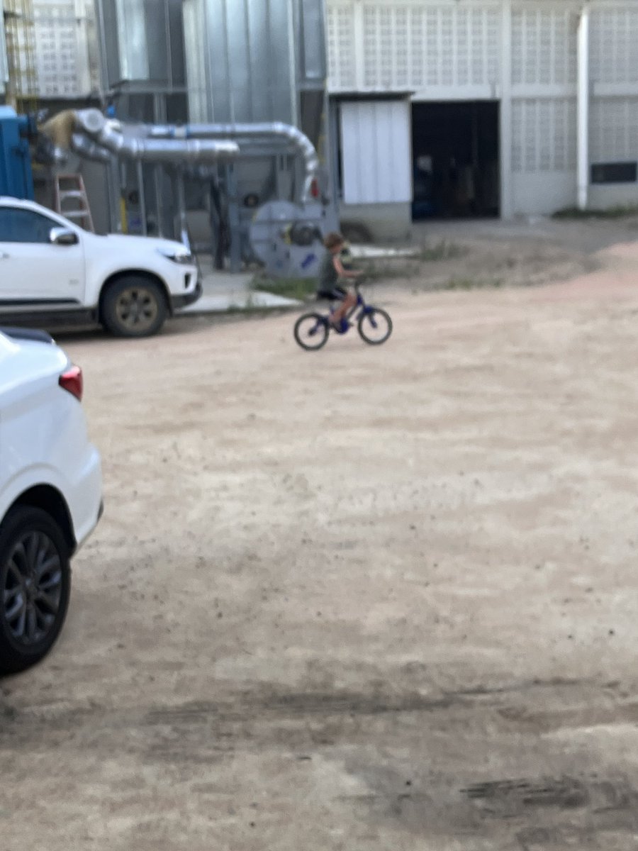 B_Z_H_'s tweet photo. Primeiras pedaladas do meu gurizinho. https://t.co/eDj62CGI3n