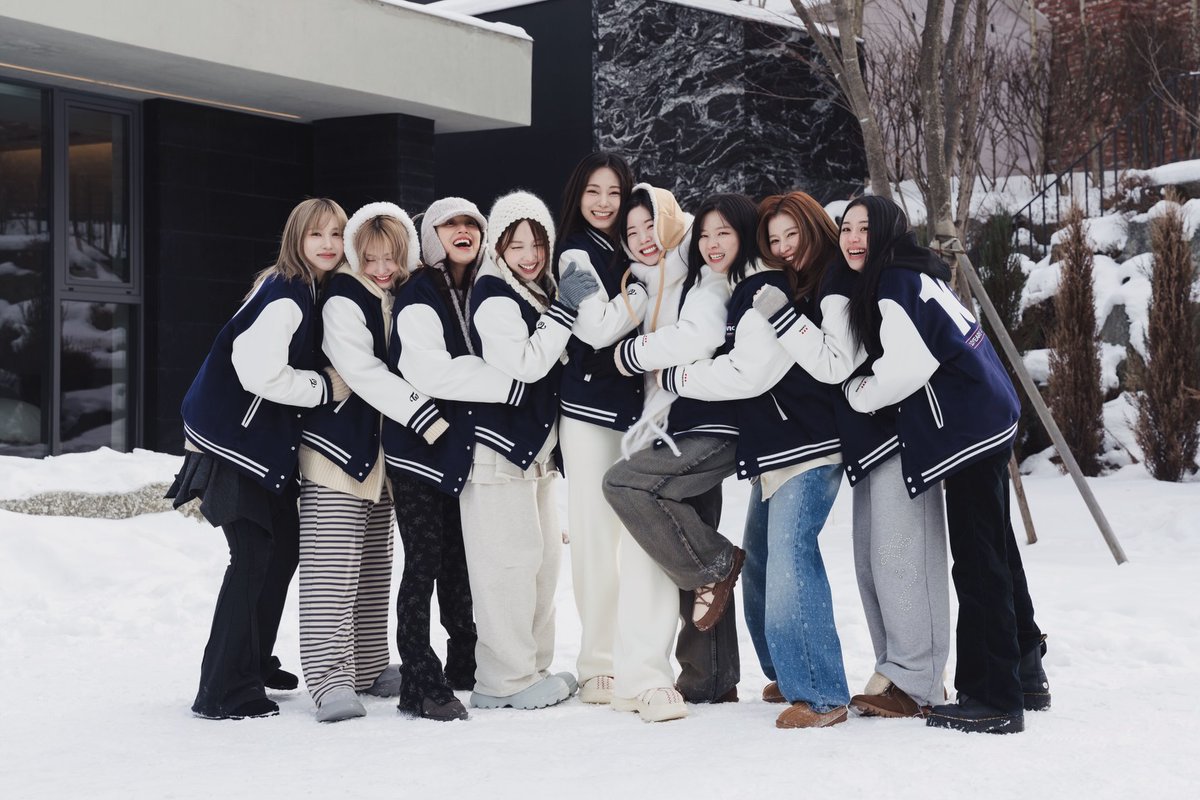 spirtedway's tweet photo. (trad ✍🏻) ¿qué significa "twice" para las chicas?

mina: twice es amor. es algo que los fans nos decían mucho al inicio de nuestro debut, y ahora siento que por fin entiendo ese sentimiento.

momo: la felicidad que nos damos entre nosotras, lo cual es algo muy valioso. si nuestra relación hubiera sido mala o difícil, probablemente no habríamos podido seguir siendo tan felices hasta ahora.

chaeyoung: creo que hemos podido llegar hasta aquí gracias a que durante 10 años nos hemos entendido, considerado, respetado y confiado unas en otras sin cambiar.

jeongyeon: esos momentos son aún más valiosos porque son tiempos que nunca volverán.

dahyun: lo primero que me viene a la mente es que ganamos a nuestros onces y también a nuestras compañeras.

sana: tener a 8 integrantes como mis propias compañeras es algo muy reconfortante, y no es algo que le pase a cualquiera.

tzuyu: estoy más agradecida de que todas hayamos podido seguir activas y saludables hasta ahora.

/ narrador: se podría decir que twice es un grupo que destaca por su cercanía. ver cómo han permanecido sin cambios de integrantes, cuidándose, respetándose y tratándose con cariño, hace que el público inevitablemente se sienta conmovido por ellas 🩷🧡 /

#TWICE #트와이스 @JYPETWICE