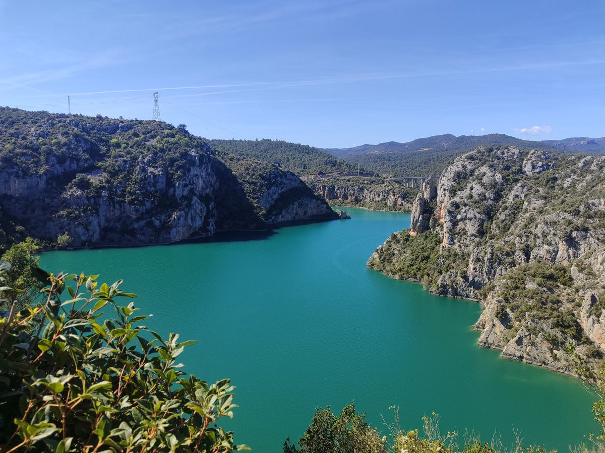 Antonio_Escar's tweet image. Hacía días que no veía así de lleno el embalse de 'El Grado'🏞️ y llama la atención tras el vaciado parcial del año pasado. 

Ese color turquesa me chifla. Bonito, bonito 😍😍😍 #ElGrado #Embalse #Pantano #Torreciudad