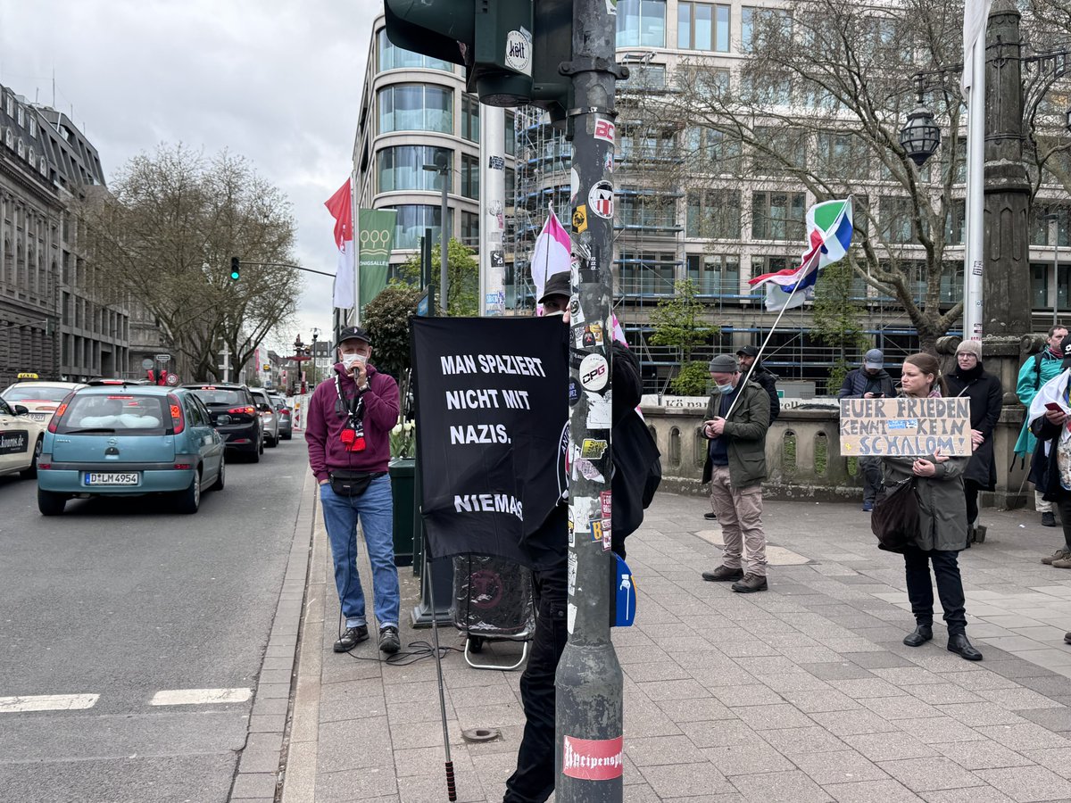 LoveGuerillero's tweet photo. #Düsseldorf #dus0404 #Ostermarsch #Friedensdemo 
#EsGibtKeinFriedenMitRechts 
#GegenJedenAntisemitismus 
#FriedenBeiWishBestellt Utopia TV und Weichreite auch vor Ort https://t.co/bklG8Gn8HJ