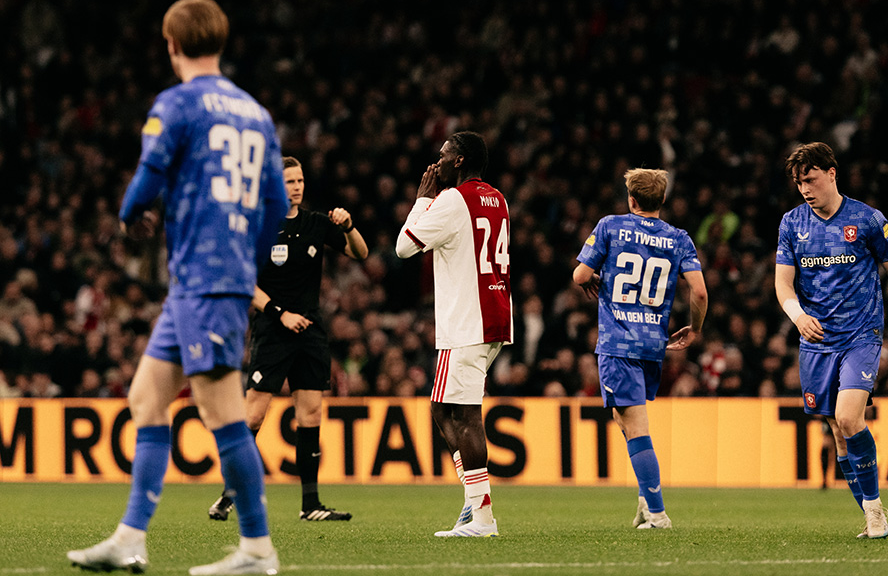 FT: AFC Ajax 1:2 FC Twente

Nie ma co się rozpisywać i szukać dłuższej analizy. W pełni zasłużenie wygrała drużyna lepsza, grająca wyraźnie lepszy futbol niż gospodarze. Po chwilach optymizmu wracamy do paskudnej gry i znowu bliżej nam do Ligi Konferencji. #ajatwe