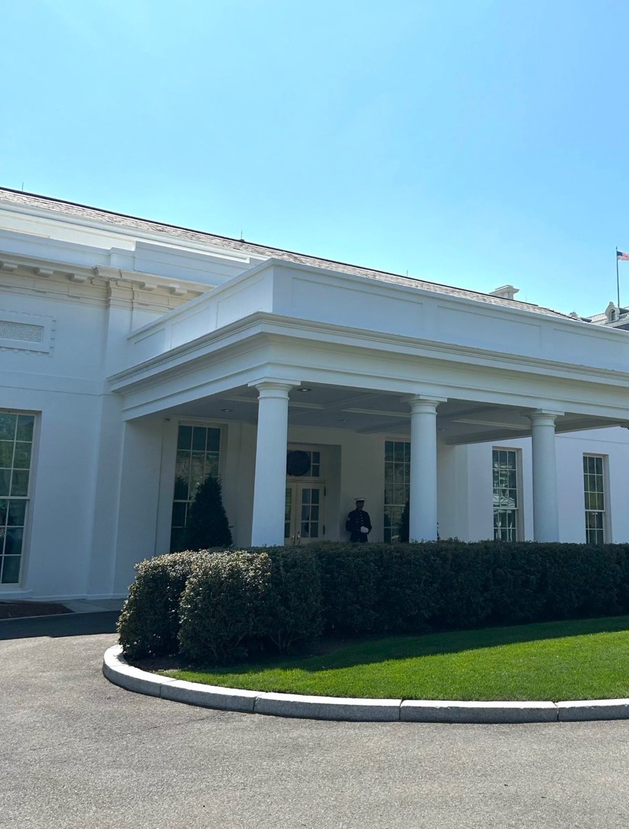 Los lunáticos de la izquierda vuelven a lanzar un bulo diciendo que el presidente Trump estaría ingresado en el hospital Walter Reed.

Esta es la entrada al Ala Oeste, donde el presidente Trump tiene el Despacho Oval.

Cuando los marines custodian la puerta, significa que el