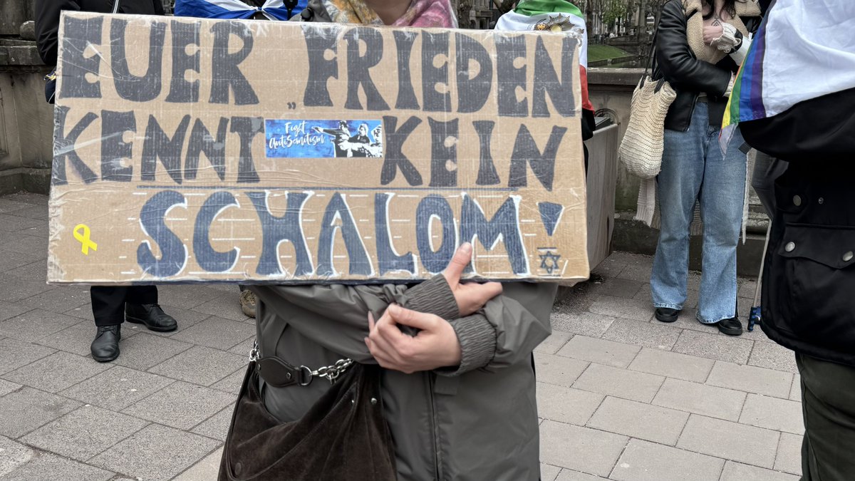 LoveGuerillero's tweet photo. #Düsseldorf #dus0404 #Ostermarsch #Friedensdemo 
#EsGibtKeinFriedenMitRechts 
#GegenJedenAntisemitismus 
#FriedenBeiWishBestellt https://t.co/uhmWWceHRP