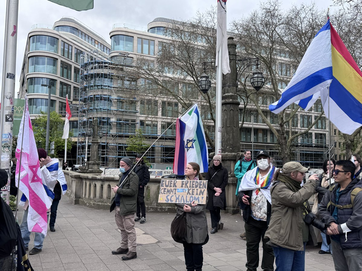 LoveGuerillero's tweet photo. #Düsseldorf #dus0404 #Ostermarsch #Friedensdemo 
#EsGibtKeinFriedenMitRechts 
#GegenJedenAntisemitismus 
#FriedenBeiWishBestellt https://t.co/uhmWWceHRP