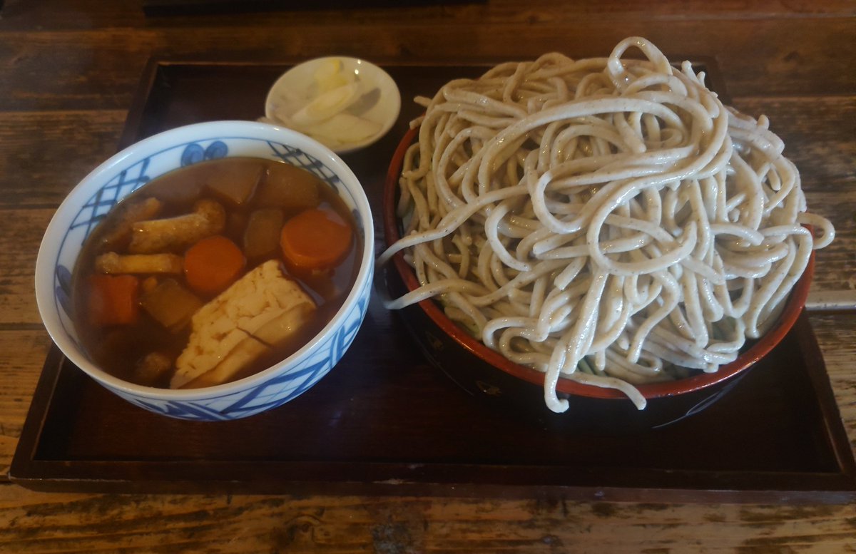 hatabo_22536's tweet photo. 『黄門そば』🍜

茨城の「つけけんちん」
代表される郷土料理

というわけでやって来ました

水戸駅から少し歩いて
ビルの2Fに上がっていくと
元気な店主の声が

お、並なのにすごいボリューム
麺がまた太っ😲

けんちん汁がお蕎麦によく合う😋
ごろごろお野菜がたっぷり🥕
美味しくいただきました🙇 https://t.co/xBJaNizLEw