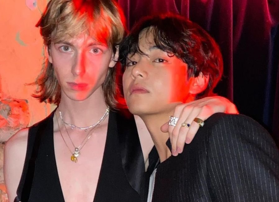 🔙 Quando o V do BTS foi pra uma festa em Paris e entregou essas fotos icônicas.