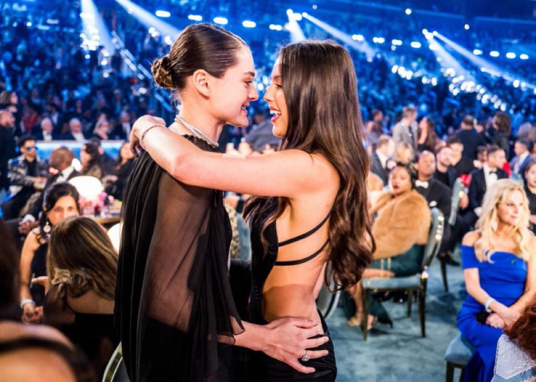 em 👩💻 girl so in love tweet media