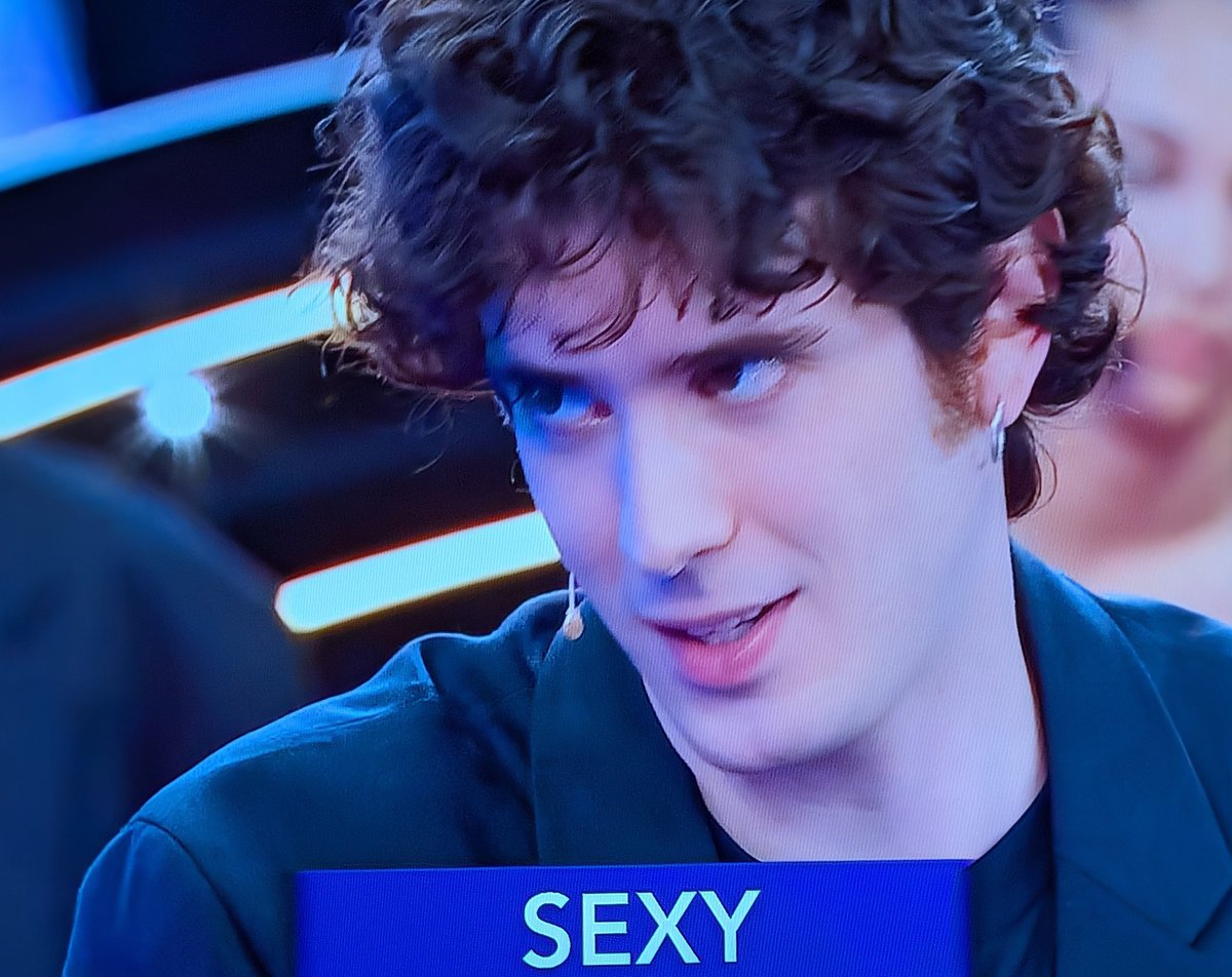 maleinvecemale's tweet photo. ah ora mettono le etichette agli ospiti ok ho capito https://t.co/Wt17O9P6DD