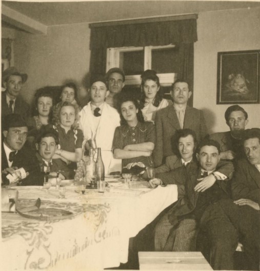 yivoinstitute's tweet image. Passover seder in Neunburg vorm wald Displaced Persons Camp in Germany, 1947.

#fromtheyivoarchives #passover #peysekh #pesach #seder