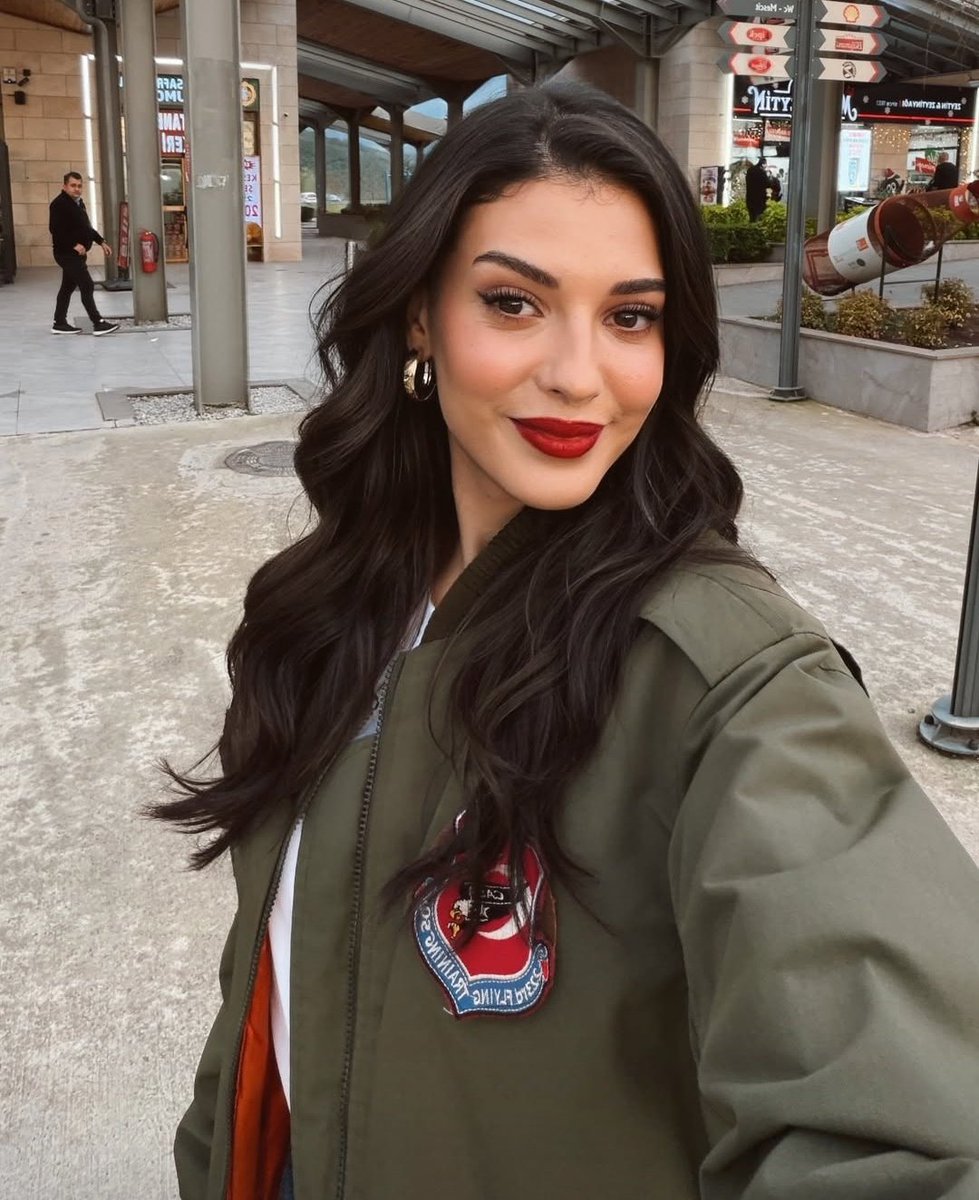 Listeland tweet media