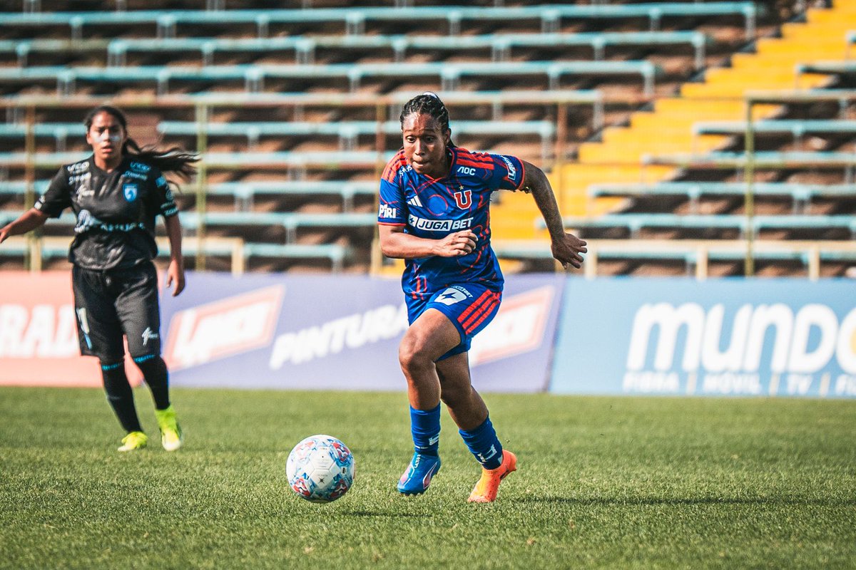 Un dato sobre Karla Riley: Siempre juega con zapatos de distinto color.

Esto lo hace regularmente desde 2018 tras conocer a un niño con Síndrome de Down fanático del fútbol. Como pasa con los calcetines, ella decidió hacerlo con sus zapatos para promover la inclusión.