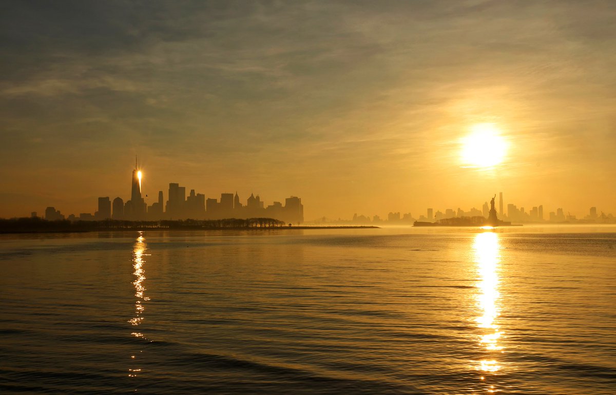 GaryHershorn's tweet image. Saturday morning in New York City seen from Port Liberte in Jersey City, NJ #newyorkcity #nyc #newyork #sunrise #statueofliberty