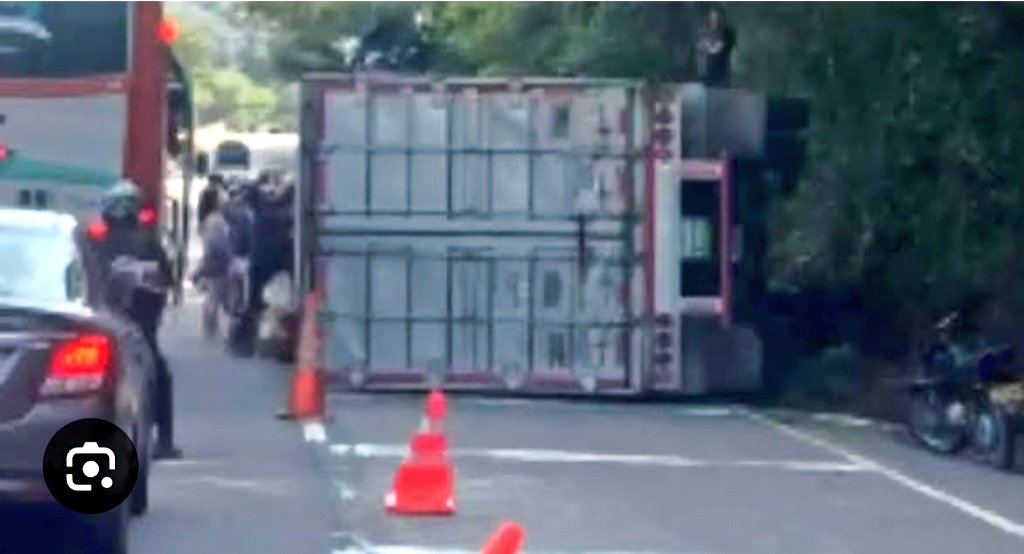 JorgeEmilioRey's tweet photo. Esta mañana escuchamos todos acerca del volcamiento de un tracto camión en la vía La Vega–Villeta y que, además, le habían hurtado parte de la mercancía que transportaba. 

Pues bien, según el informe del Centro Regulador de Urgencias y Emergencias (CRUE) del Departamento, el conductor presentaba dolores estomacales; este le manifiesta a quien atiende el caso que se bajó del vehículo para, vomitar. Cuando volvió, se dio cuenta que lo había dejado aparentemente mal engranado, lo que generó que se disparara solo por la vía y, por ende, su volcamiento. 

¿Cómo califican el acto de este conductor ?