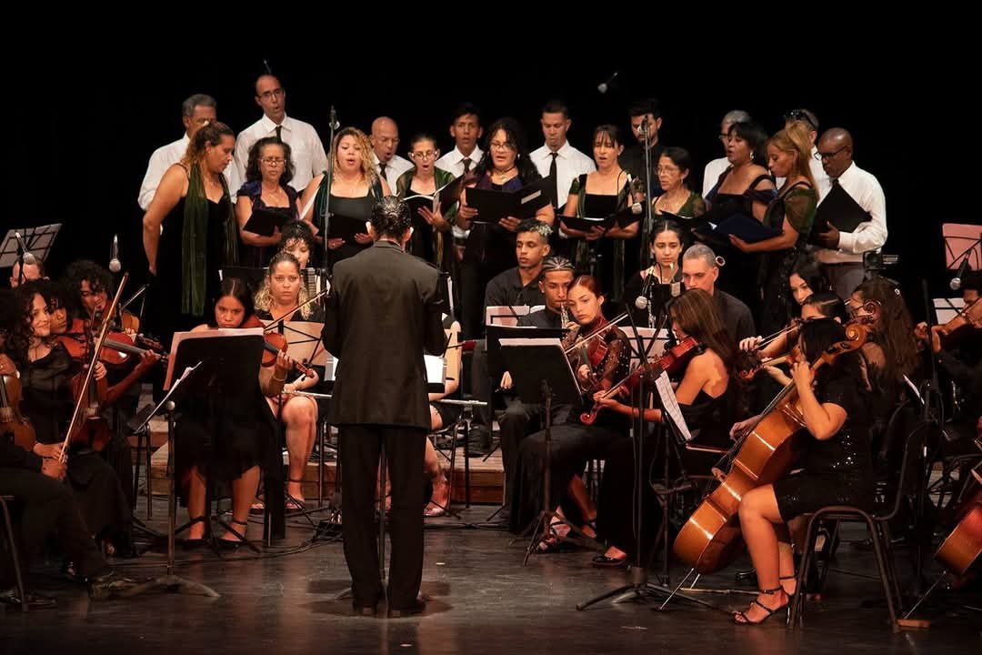 Un joven talentoso de #ProvinciaGranma nos volvió a cautivar este día con su magistral dirección con el Proyecto de Orquesta Sinfónica de Granma en el Teatro #Bayamo.
Un regalazo sin dudas para la juventud en su aniversario.
Javier Millet Rodríguez,orgullo de esta tierra.