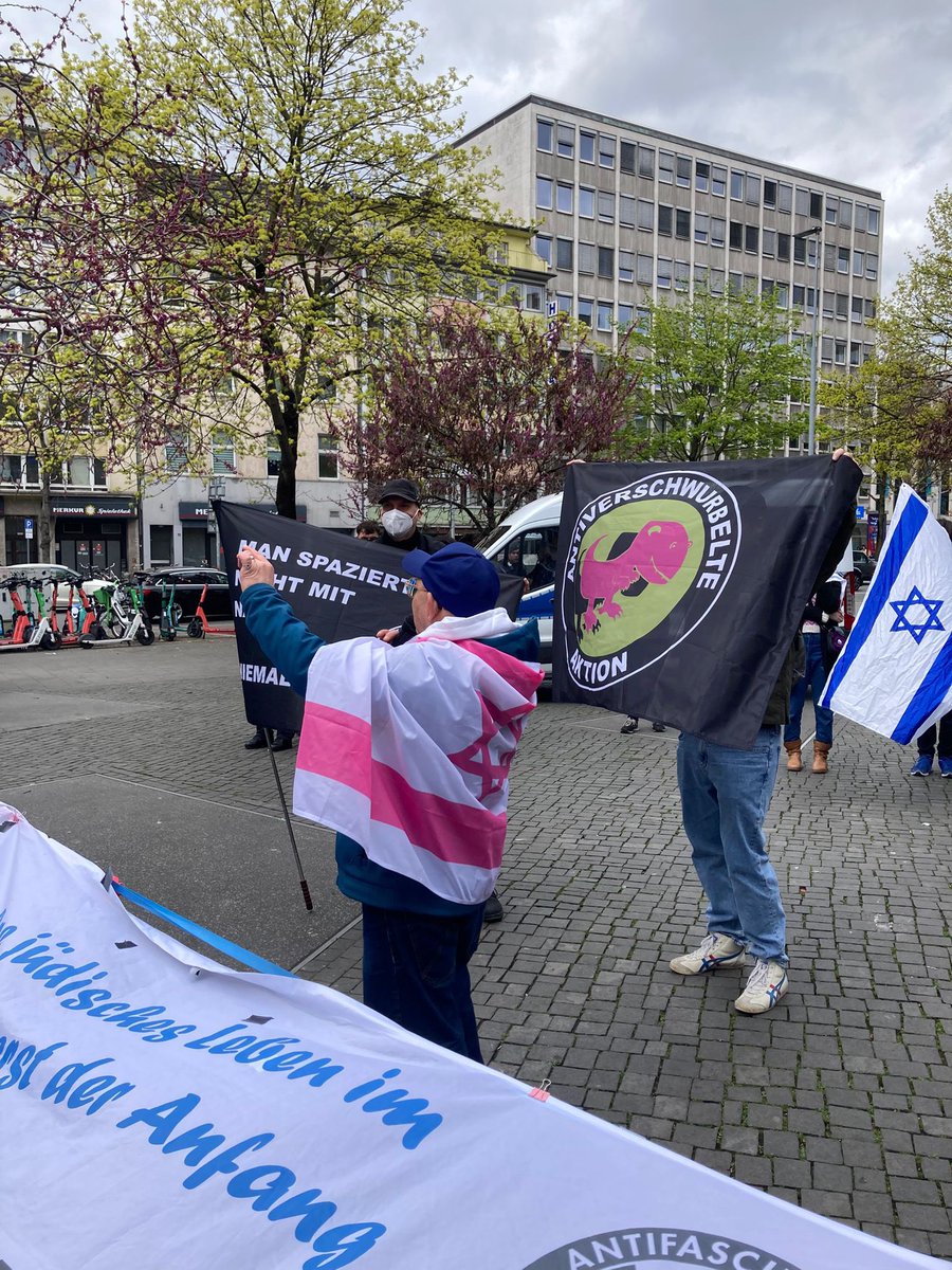LoveGuerillero's tweet photo. #Düsseldorf #dus0404 #Ostermarsch #Friedensdemo 
#EsGibtKeinFriedenMitRechts 
#GegenJedenAntisemitismus 
#FriedenBeiWishBestellt https://t.co/TRLJMjZZsI