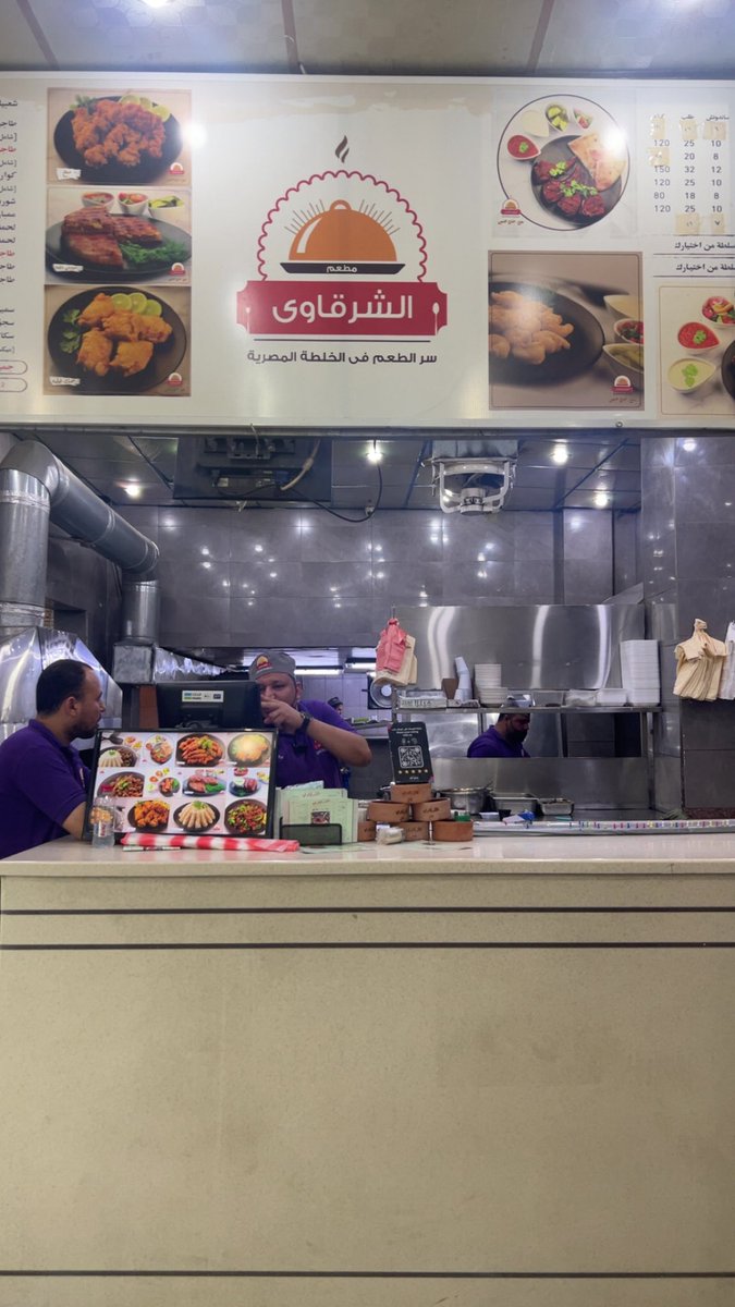 أصحابي المصريين اليوم عزموني على عشاء مصري شيء أسطوري،
ياخي هذا الاكل 👌🏻😍
قلتلهم الله يجود عليكم محد رد 😂