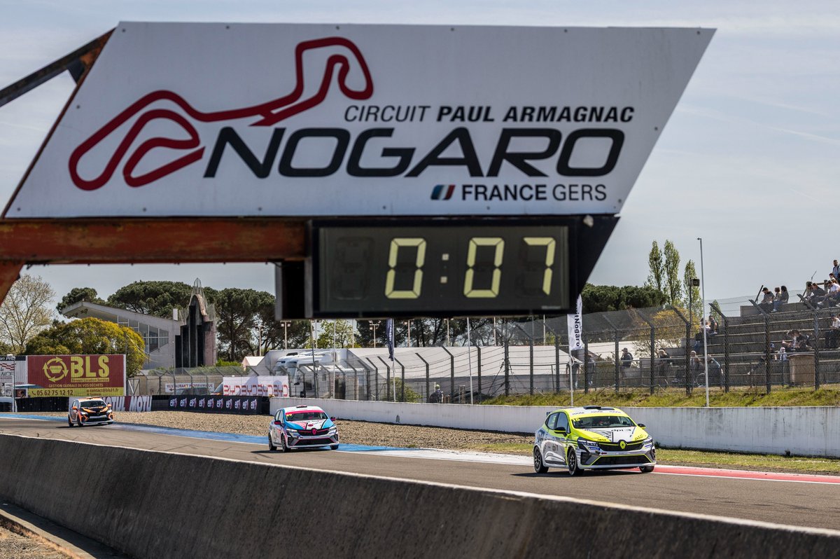 Renault Clio Series tweet media