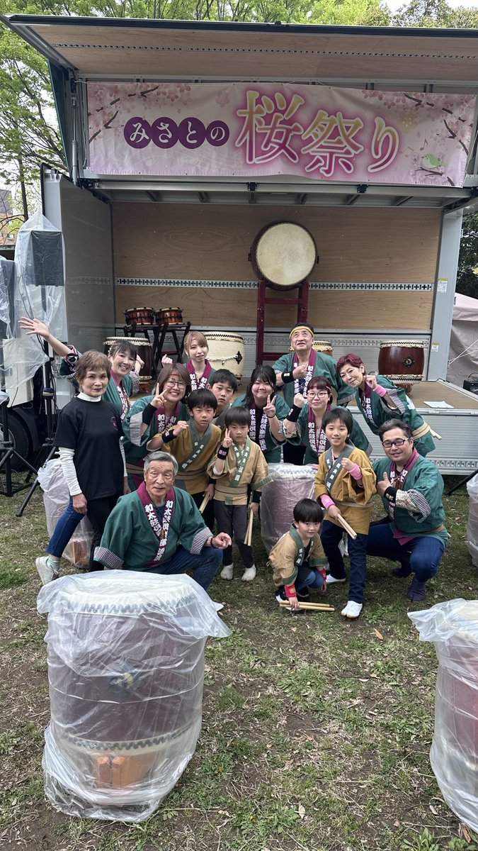 Wadaiko_Genryu's tweet photo. みさとの桜祭り1日目🌸
不安定なお天気ではありましたが雨に降られず演奏でき、美味しいものたくさん食べて笑って1日めいっぱい楽しみました😊初の試みのコラボ演奏も最高に楽しかったです！
2日目はお花見日和な予感🌸
#みさとの桜祭り
#和太鼓
#三郷市 https://t.co/ht2bF6fYW8