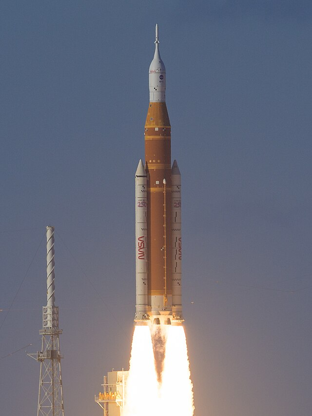 ARealRocketMan's tweet photo. @historyinmemes Apollo 11 (then) and Artemis II (now) https://t.co/XY293SrRFx