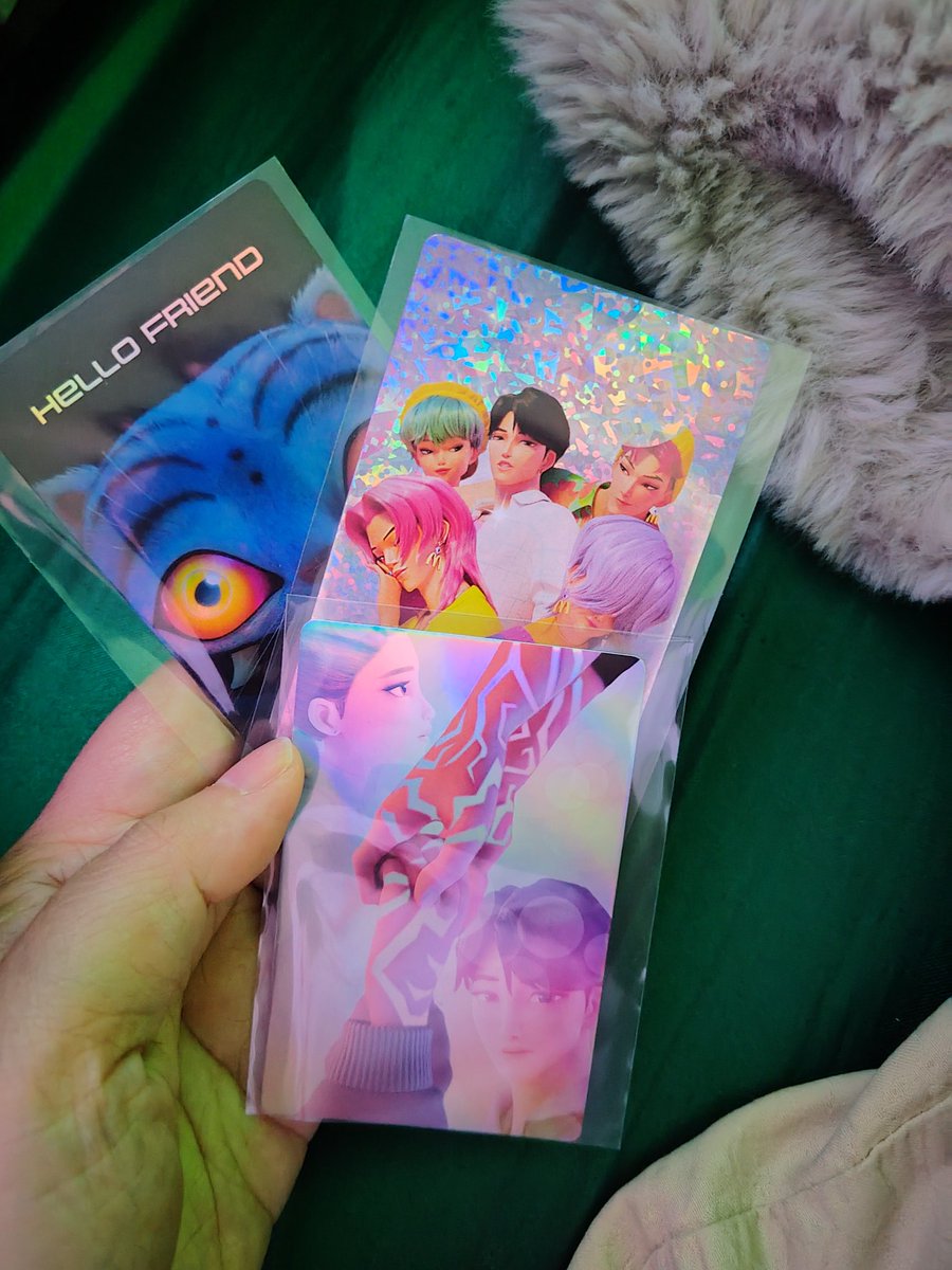 when you pull the hetero card and cry about it bc its not JUST RUMI bc its a HUNTRIX PACK. why jinu here istfg