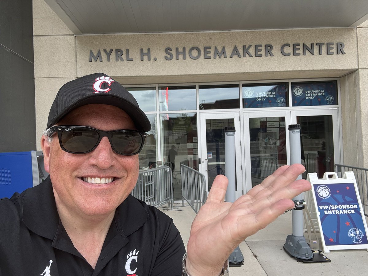 cincygreghoodin's tweet image. We’ve been telling you for years, it was, is and will always be the shoe ! ‘Cause, you know . It says so right over the front door . @GoBEARCATS @GoBearcatsMBB @GoBearcatsWBB @GoBearcatsVB @uofcincy @uofcincyalumni @GoBearcatsUCATS #BearcatsUnited #BearcatsForLife #BearcatFamily