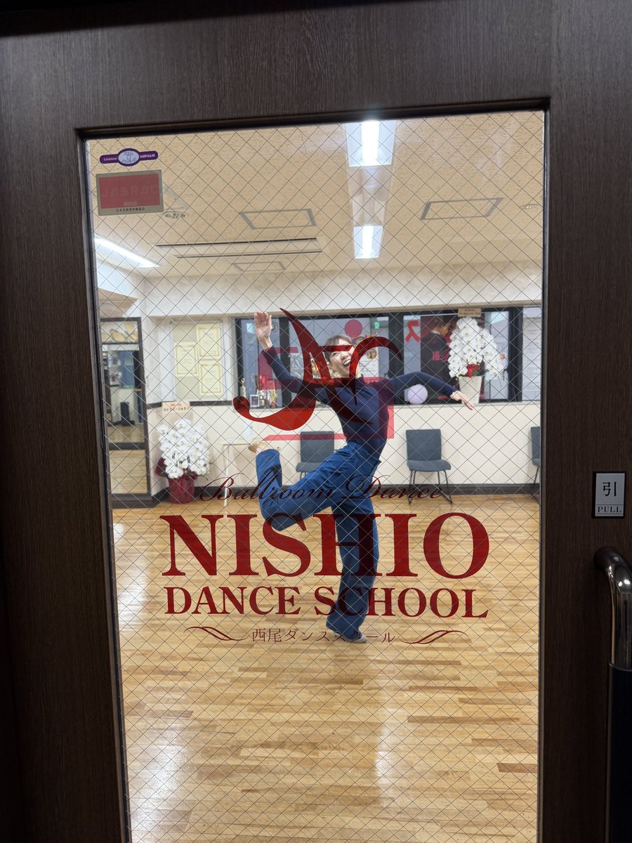 ドアのロゴを撮ろうとしたんだが。