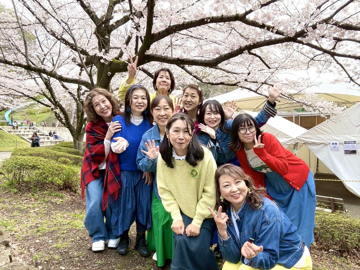 AsumoPower's tweet photo. 🌸3/28町田さくらまつり
満開の桜の下トップバッターで歌いました🎵

子供たちやワンちゃんも一緒に参加してくれました。
朝早くから聴きに来てくださった皆さま、ありがとうございました😃✨

コーラスの後はたくさん並んだキッチンカーでランチ😋
歌って食べて大満足でした！

#町田さくらまつり https://t.co/2Mq9F7dvab