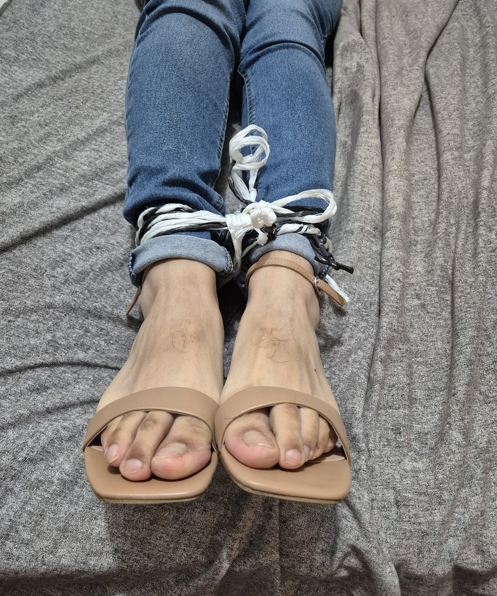Fernand067BD's tweet photo. Capturado de nuevo, y obligado a ponerme otra ropa... ¿Qué me vas a hacer? #bdsm #bondage #malebondage #bondageman #gagged #boundguy #tiedguy #tiedman #boundmale #handgag #capturedguy #malebondage #gaggedguy #BDSMTwitter #barefoot #stinkyfeet #fetichedepies #mexicanbondage https://t.co/C5TjOuZlAW