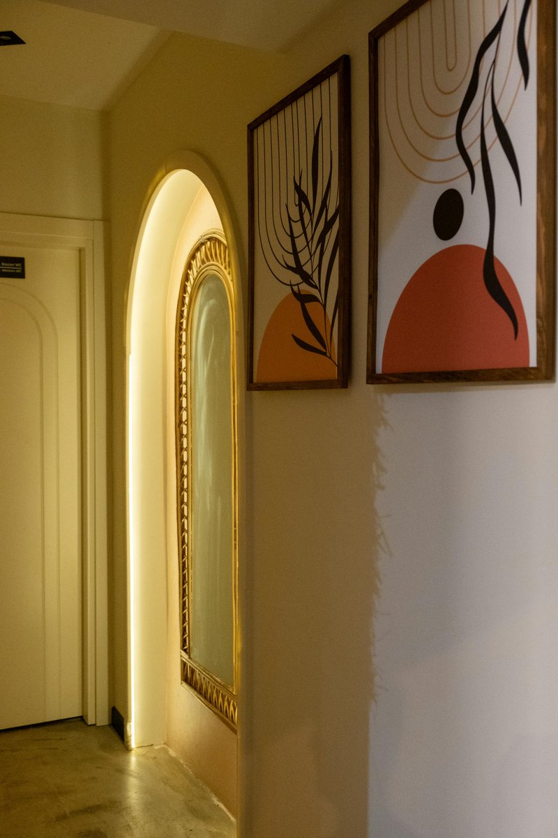 fuzzybeedecor1's tweet image. Looks like an elaborate doorway - but it's not. It is an arched alcove in a hallway with a smaller arched mirror and LED lighting inside. This may be an interesting design feature to think about! 🐝🐝

#interiors #hallway #alcove #mirrors #homedecor #decor #accentdecor #mystyle